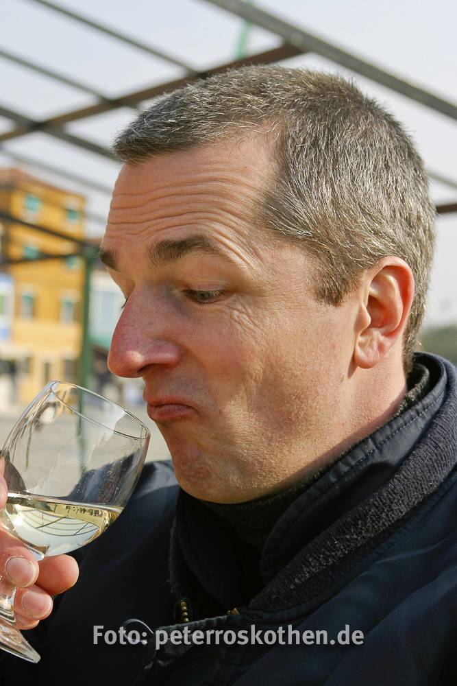 Fotograf Peter Roskothen bei Weinverkostung in Venedig