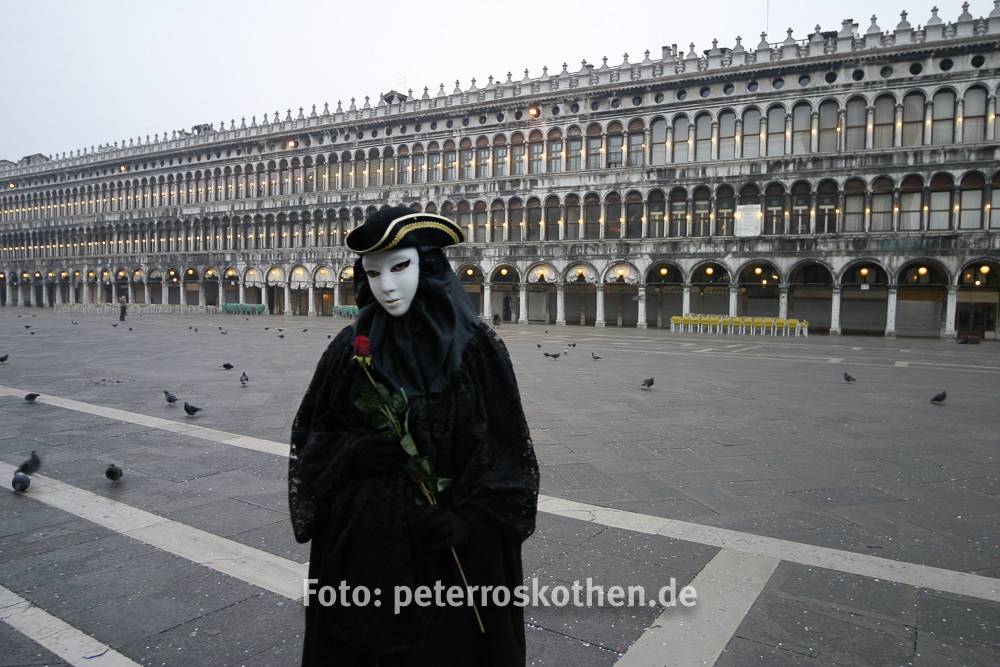 Maske San Marco 040217 2711 Maske auf dem Markusplatz früh am Morgen