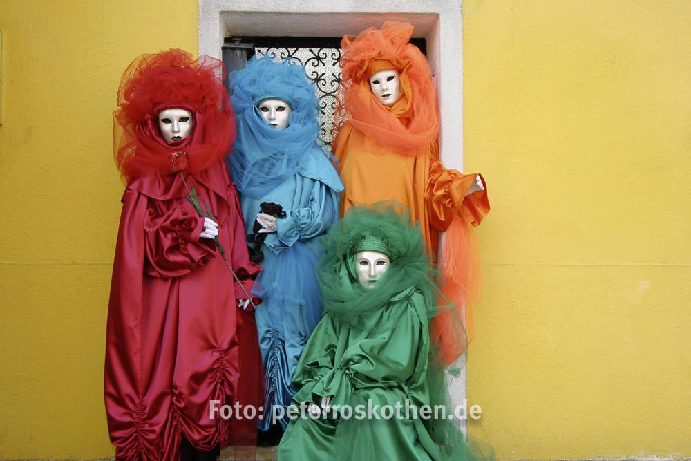 Masken Burano 040217 1451 Masken vor Haus auf Burano