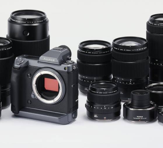 Das GFX 100 System mit Objektiven und Adaptern