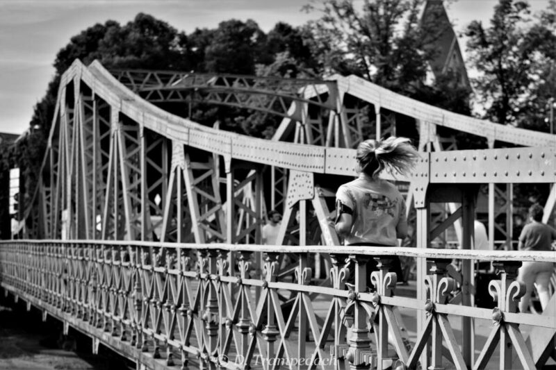 Brücke mit Joggerin - *fotowissen Straßenfotografie Köln - Foto: Dirk Trampedach Brücke mit Joggerin - *fotowissen Straßenfotografie Köln - Foto: Dirk Trampedach