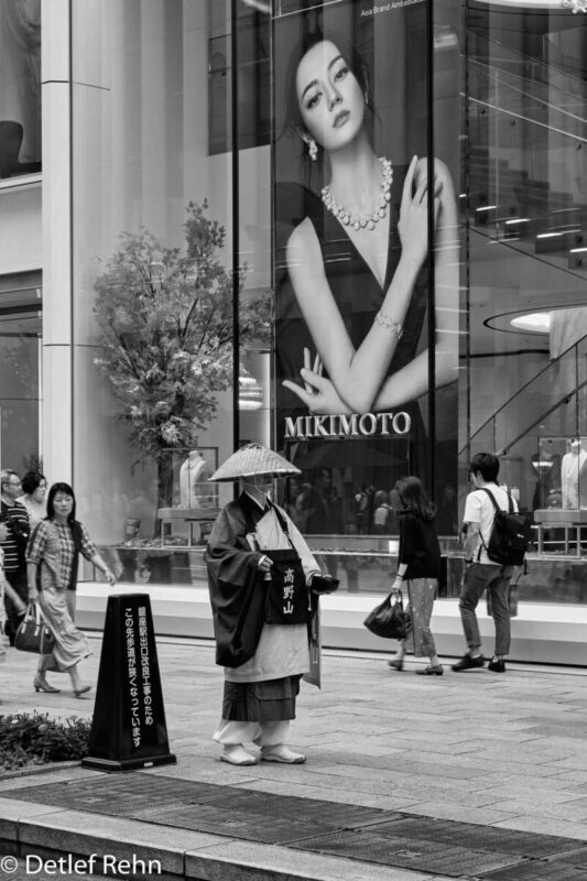 Ginza, Bettelmönch - *fotowissen Bild der Woche - Foto Detlef Rehn, Tokio