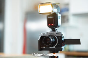 Blitz mit gelbem Gel Farbfilter