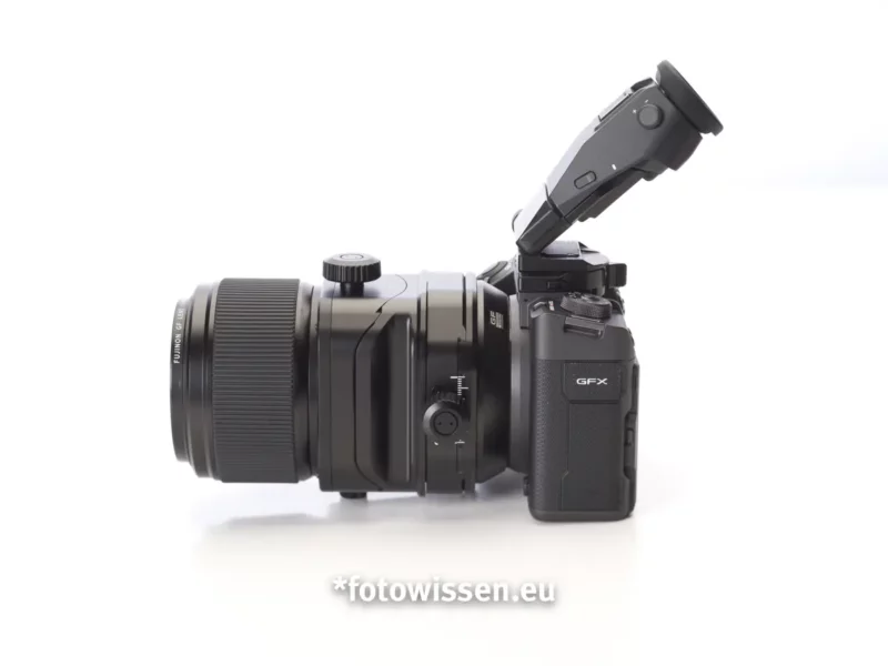 Fuji GFX 100 II im Test - Seitenansicht mit dem GF 100mm F5.6 T/S Makroobjektiv