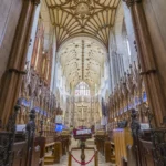 Innenansicht einer großen Kathedrale mit verzierten Gewölbedecken, hölzernen Chorständen und einem kunstvollen Altar am anderen Ende – in atemberaubender Detailliertheit aufgenommen mit einem der besten Weitwinkelobjektive für Fujifilm X-Kameras, dem Tamron 11-20mm f/2.8 Weitwinkelobjektiv für Fuji.