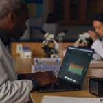 Apple MacBook Pro M4 bei der Arbeit