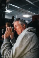 Peter schießt ein analoges Foto mit der Nikon F2 von Laurenz.