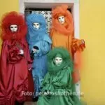 Masken vor Haus auf Burano