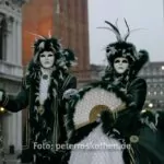 Masken auf dem Markusplatz früh am Morgen