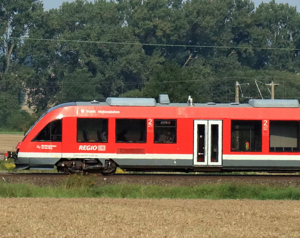 Triebwagen mit etwa 100 km/h - 100%-Ausschnitt