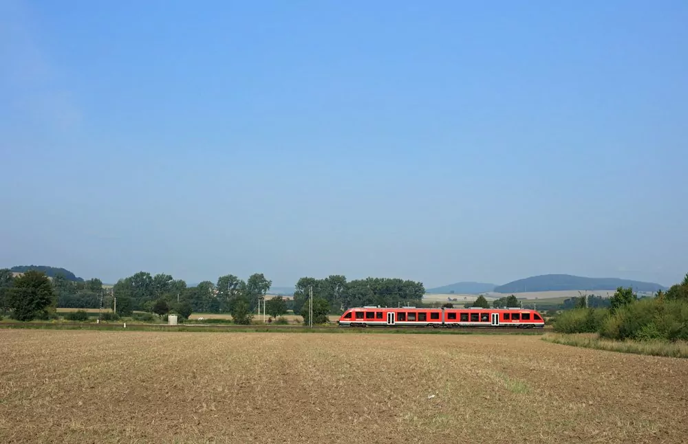 Triebwagen mit etwa 100 km/h - verkleinert