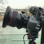 Kamera nach oben gekippt, um das Gebäude ganz aufzunehmen