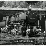 Dampflokomotive vor Lokschuppen