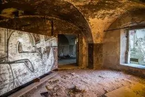 Eine verlassene Lagerhalle