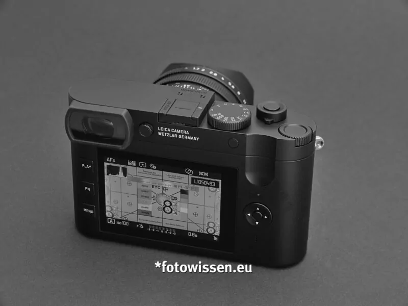 Leica Q2 Monochrom. Schön aufgeräumt, übersichtlich, reduziert auf die Fotografie.