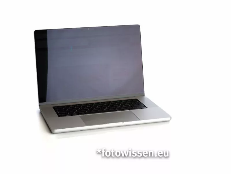 Das spiegelnde Display des MacBook Pro M1 Max 16 Zoll 2021 Das spiegelnde Display des MacBook Pro M1 Max 16 Zoll 2021