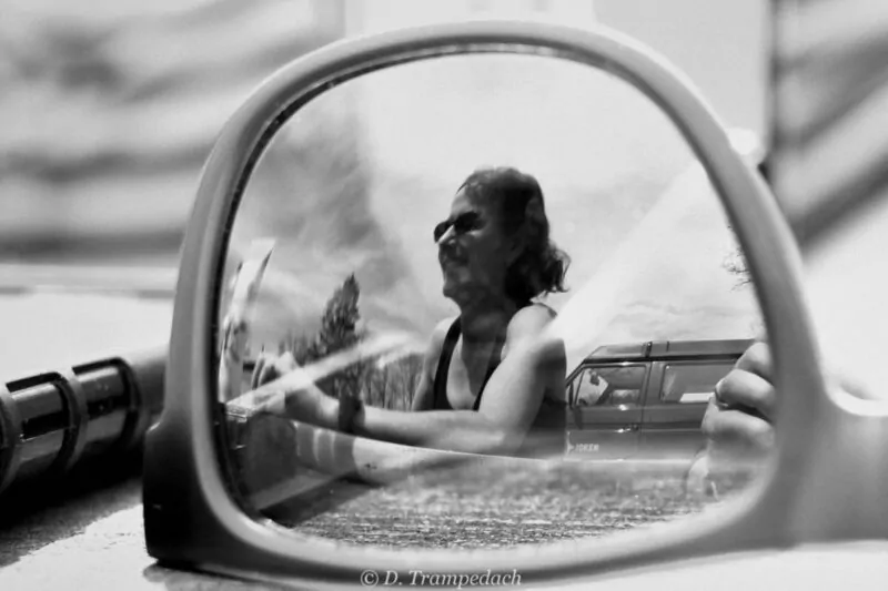 Hinter Glas