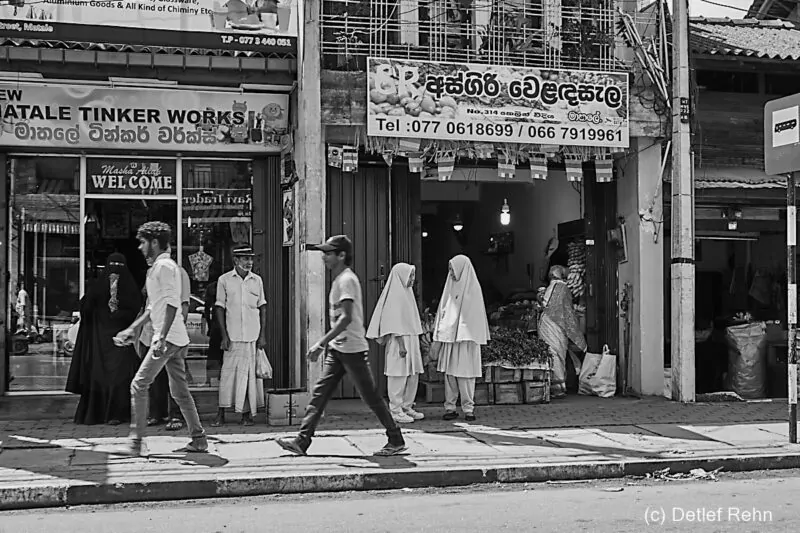 (12) Matale, Straßenszene - Sri Lanka im Aufruhr