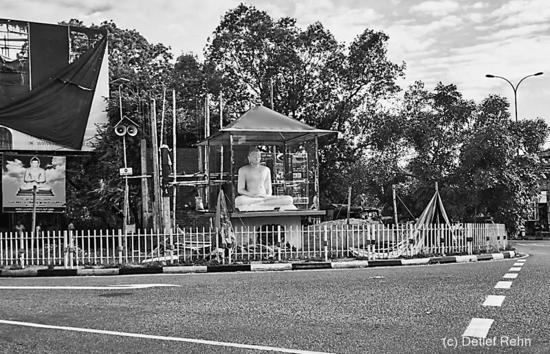 (6) Buddhastatue an Straßenkreuzung - Sri Lanka im Aufruhr